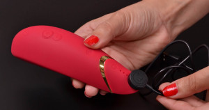 Womanizer Premium tlakový vibrátor, s nabíječkou