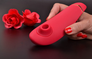 Womanizer Premium tlakový vibrátor, v ruce