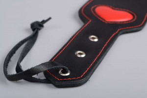 Kožená plácačka BlackRed, detail cvočků
