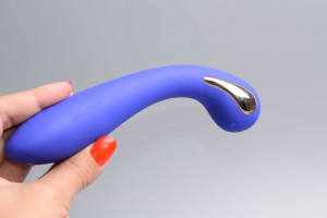 Vibrátor pro elektrosex Midnight Desire, v ruce