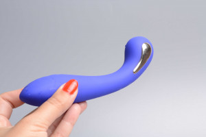 Vibrátor pro elektrosex Midnight Desire, v ruce
