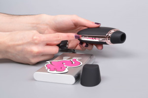 Satisfyer Love Triangle tlakový vibrátor, nabíjení