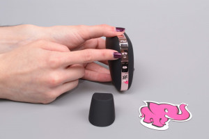 Satisfyer Love Triangle tlakový vibrátor, tlačítko na zapnutí