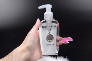 Silikonový olej Silona (130 ml), v ruce