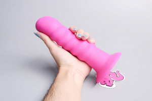Silikonové dildo s přísavkou Hot Pink (18 cm), v ruce