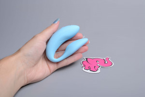 We-Vibe Chorus párový vibrátor, v ruce