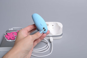 We-Vibe Chorus párový vibrátor, nabíjení