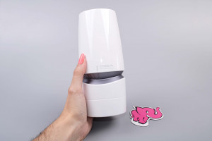 Tenga Aero Silver Ring masturbátor, v ruce