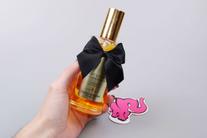 Bijoux Indiscrets afrodiziakální slíbatelný olej Caramel Cavalier (100 ml), v ruce