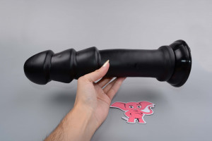 XXL anální dildo Gigants Muzzl (28 cm), v ruce