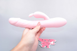 Handsfree pulzátor s výběžkem na klitoris Pulzie Bunny, v ruce