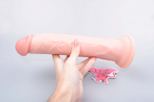 Realistický vibrátor s přísavkou z dvojitého silikonu Pipedream King Cock Gigant s dálkovým ovladačem, v ruce