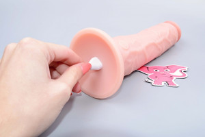 Realistický vibrátor s přísavkou z dvojitého silikonu Pipedream King Cock Gigant s dálkovým ovladačem (25 cm)
