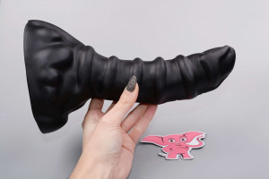 Monster dildo Leviathan (23,5 cm), v ruce