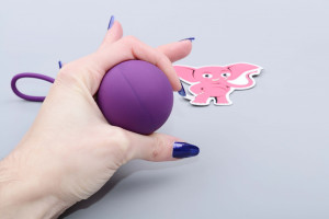 XXL Venušiny kuličky Purple Giants, v ruce