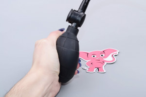 Manuální vakuová pumpa na vaginu Black Bliss, v ruce