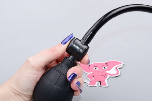 Manuální vakuová pumpa na vaginu Black Bliss, v ruce