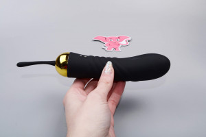 Sada tlakové pomůcky a pulzátoru – Pleasurix Duo, pulzátor, v ruce