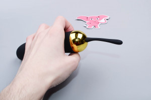 Sada tlakové pomůcky a pulzátoru – Pleasurix Duo, pulzátor, v ruce
