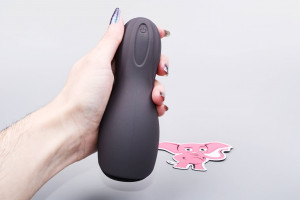 Vibrační masturbátor Squeeze–peasy (14 cm), v ruce