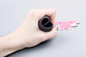 Vibrační masturbátor Squeeze–peasy (14 cm), v ruce