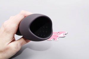 Vibrační masturbátor Squeeze–peasy (14 cm), v ruce