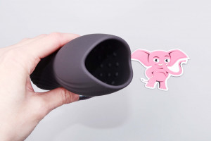 Vibrační masturbátor Squeeze–peasy (14 cm), v ruce