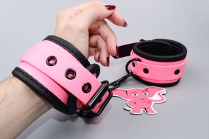 Růžová svítící pouta na ruce Pink Baddie