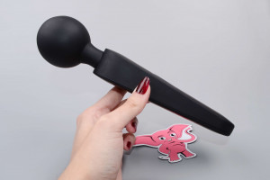 Nahřívací masážní hlavice Couple Play se třemi nástavci (21,5 cm), v ruce