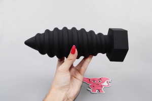 Anální kolík Gigantic Screw, v ruce