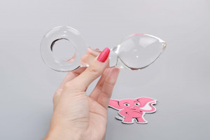 Skleněný anální kolík Glass Ring, v ruce