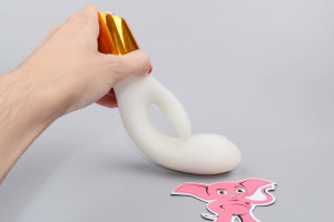 Svítící silikonový vibrátor s výběžkem na klitoris Lumisphere Bunny (19,5 cm), v ruce