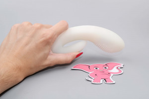 Svítící silikonový vibrátor s výběžkem na klitoris Lumisphere Bunny (19,5 cm), v ruce