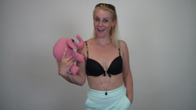 video: Veronika předvádí řetízek na bradavky