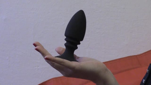video: Karin předvádí anální kolík Bullet