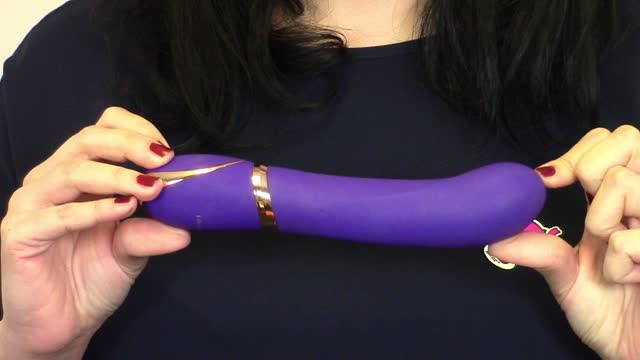 video: Karin předvádí vibrátor Front Row Purple