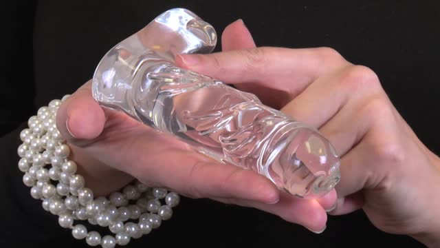 video: Karin předvádí Skleněné dildo Icicles No.40