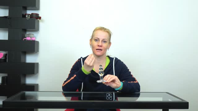 video: Veronika ukazuje Anální kolík Clear Stalactite