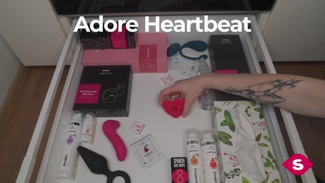 video: Představení tlakového vibrátoru Adore Heartbeat